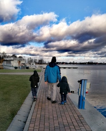 tata z dziećmi nad jeziorem